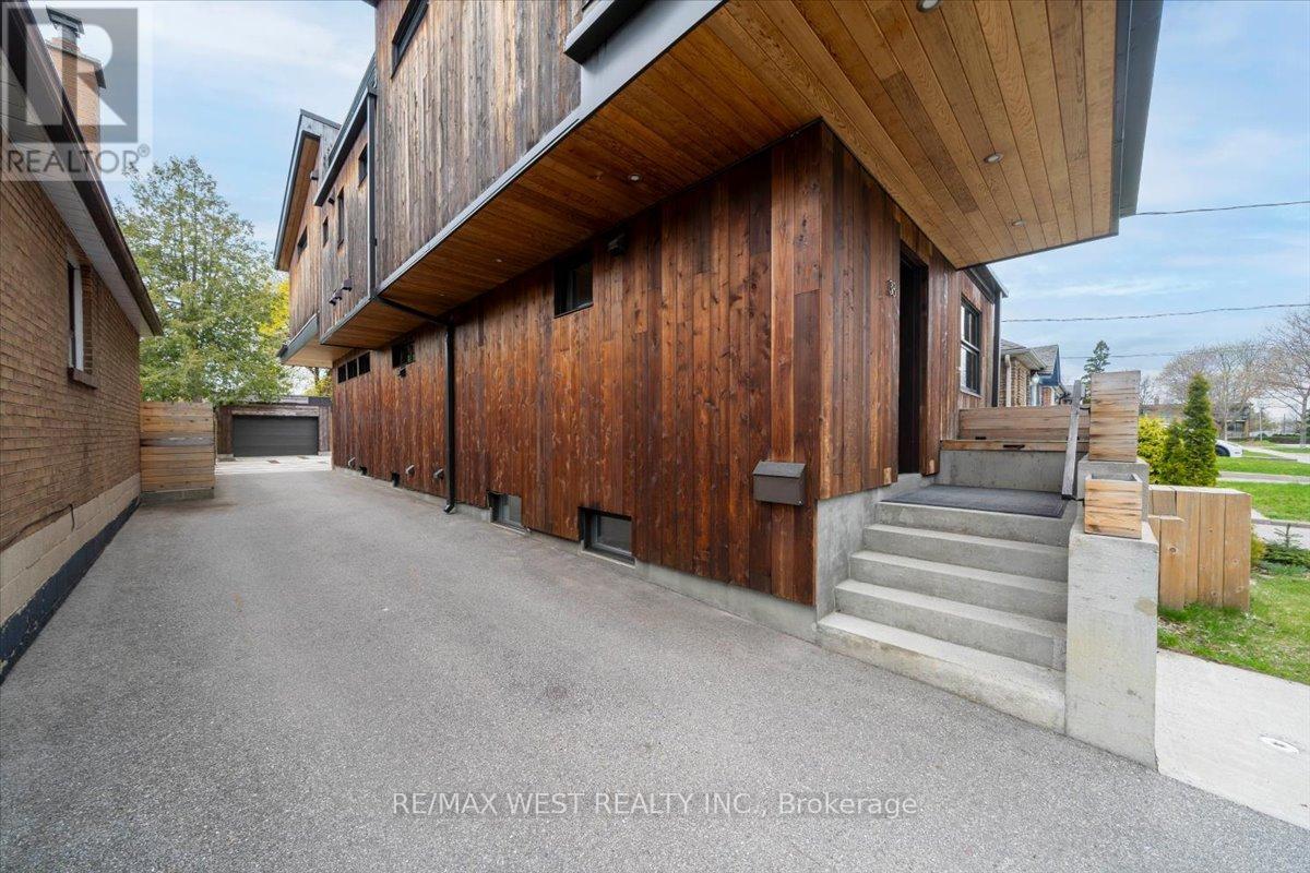 38 Smithfield Drive, Toronto, Ontario  M8Y 3M2 - Photo 2 - W13467388