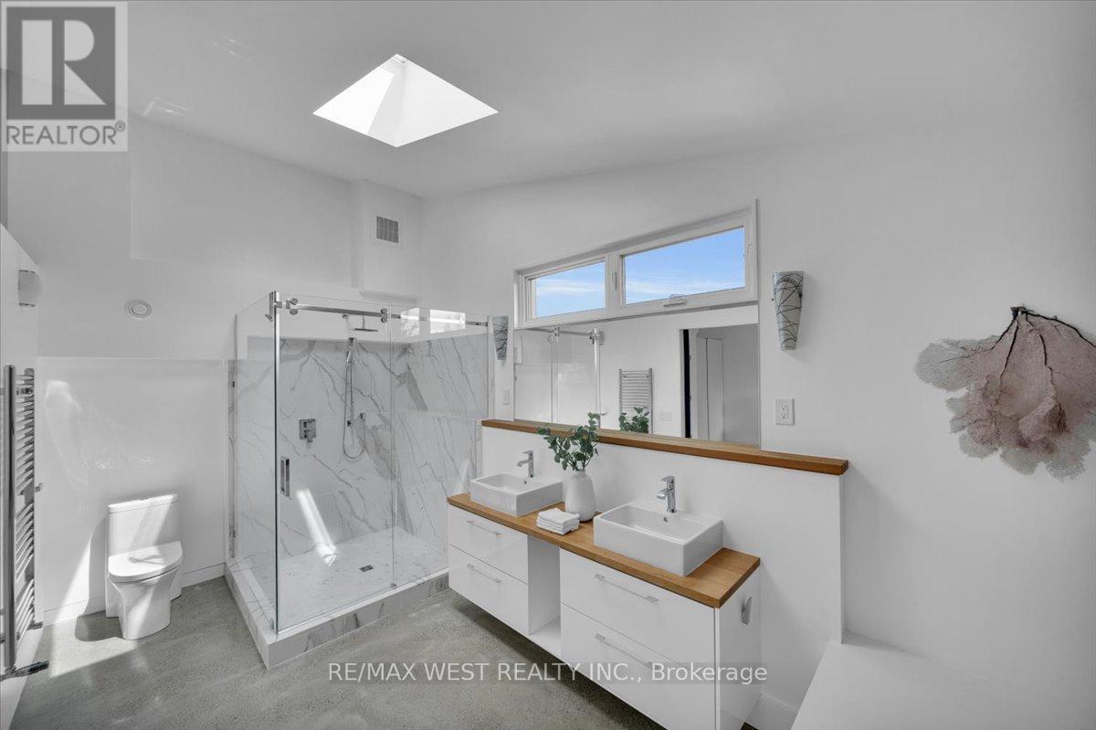 38 Smithfield Drive, Toronto, Ontario  M8Y 3M2 - Photo 5 - W13467388
