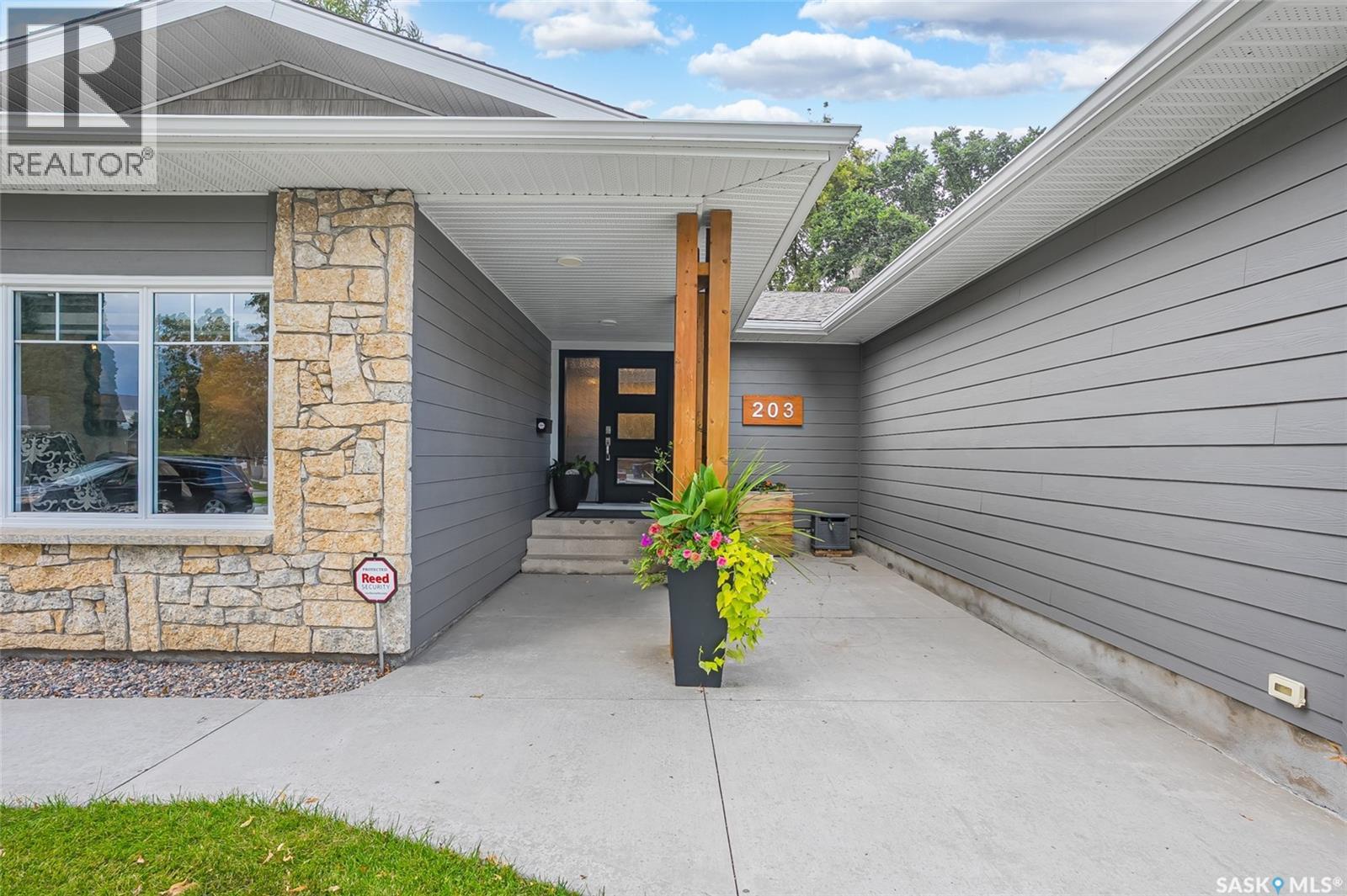 203 Charlebois Crescent, Saskatoon, Saskatchewan  S7K 5J4 - Photo 3 - SK047999