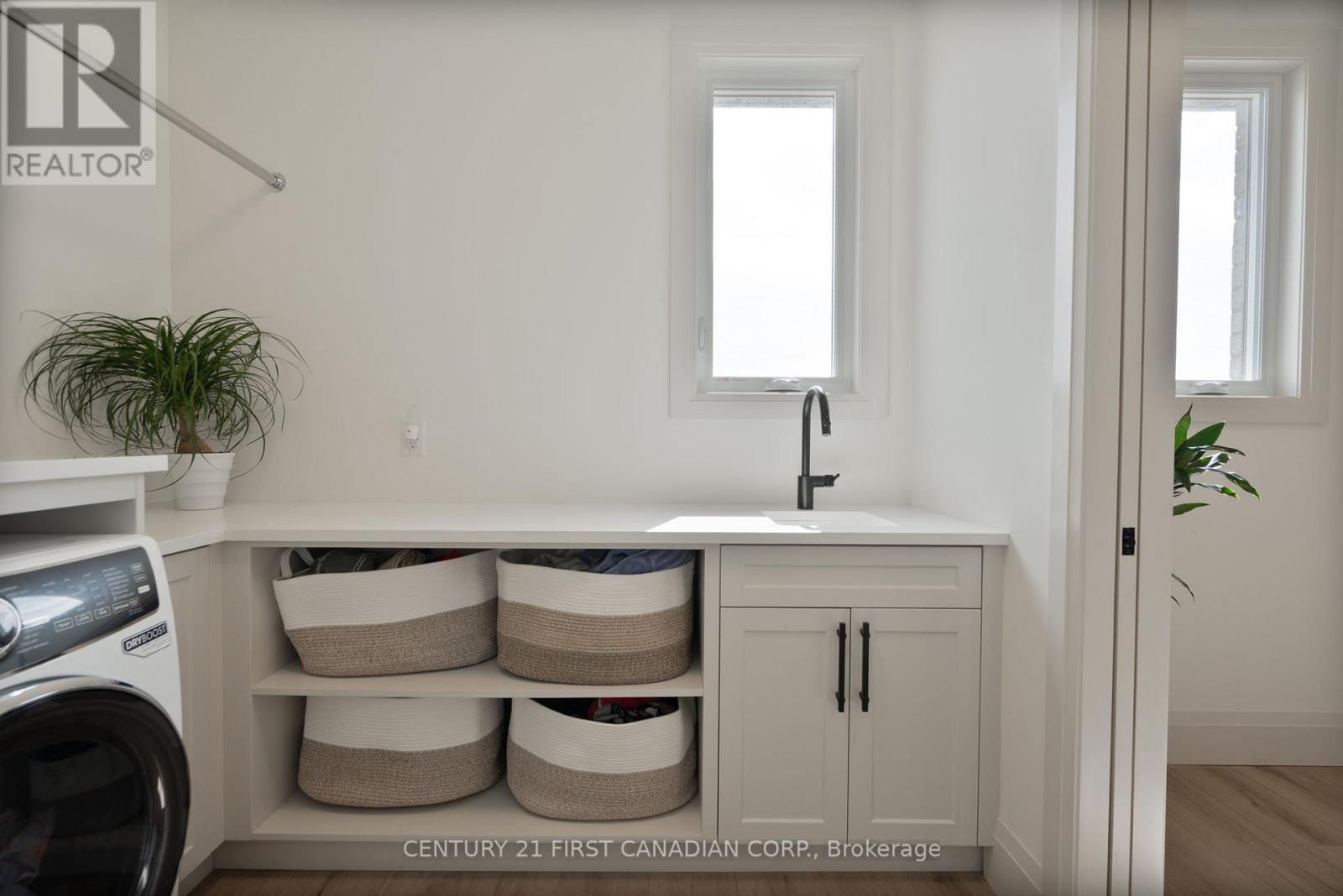24 Postma Crescent, North Middlesex, Ontario  N0M 1A0 - Photo 9 - X13778606