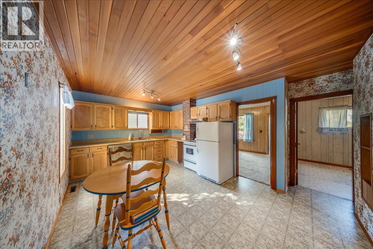2154 Sixth Avenue, Trail, British Columbia  V1R 3B7 - Photo 12 - 10399920