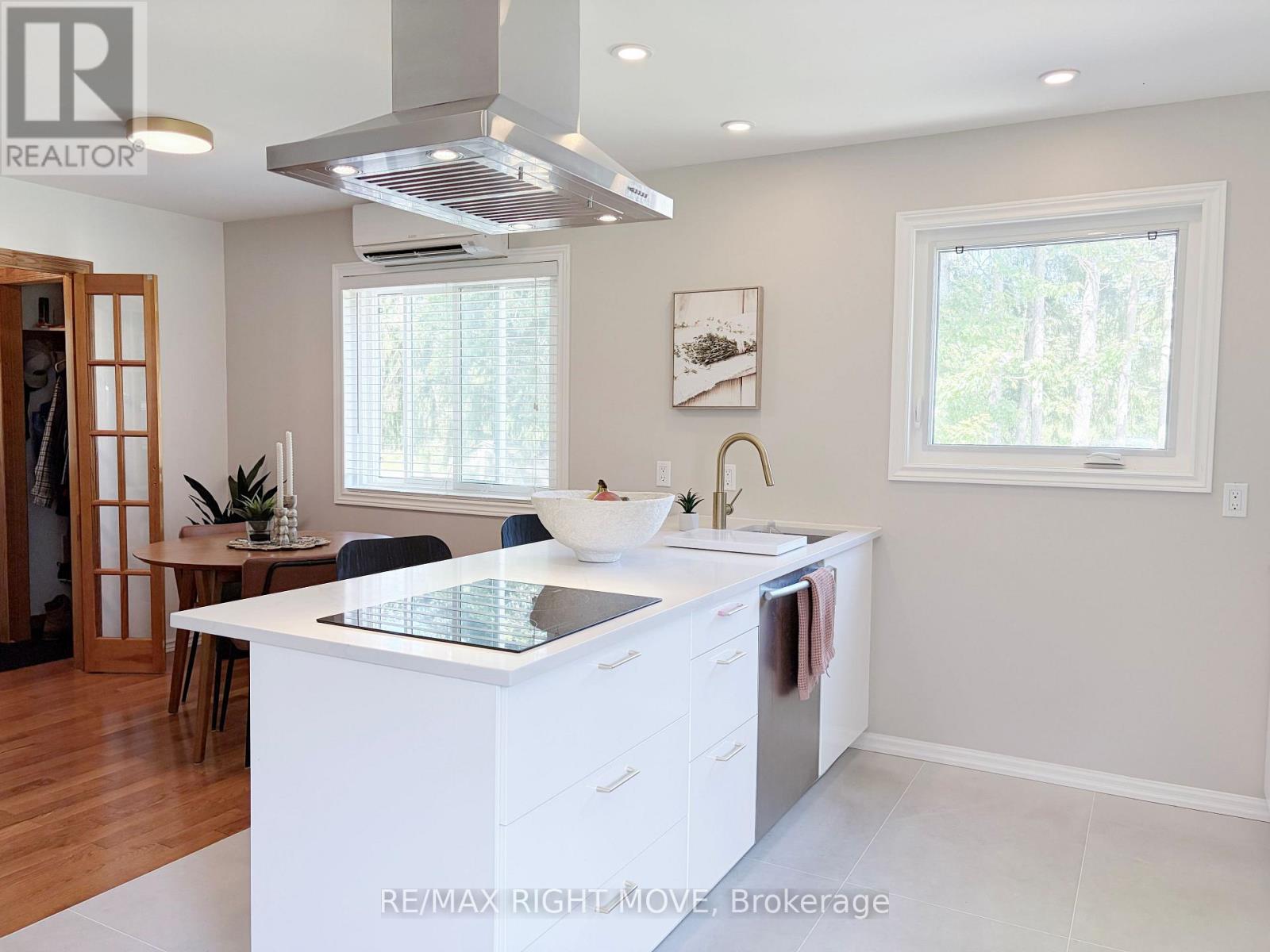 8020 Park Lane Crescent, Ramara, Ontario  L0K 2B0 - Photo 6 - S13778682