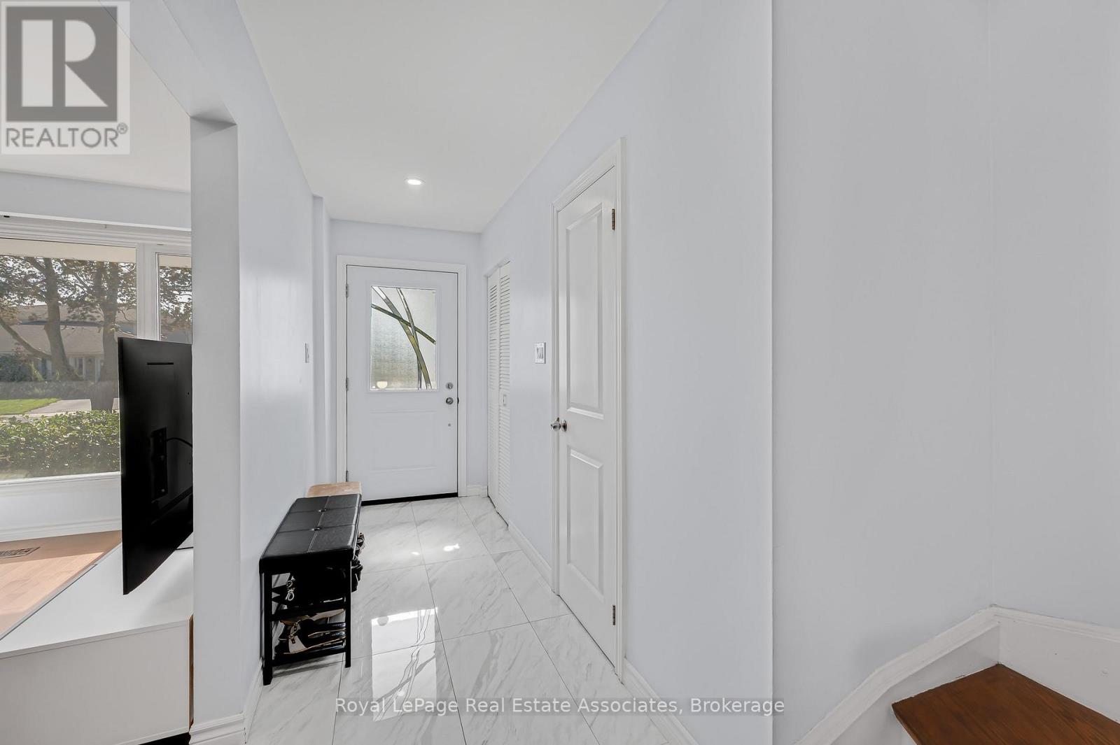 2782 Hollington Crescent, Mississauga, Ontario L5K 1E9 - Photo 3 - W13778656
