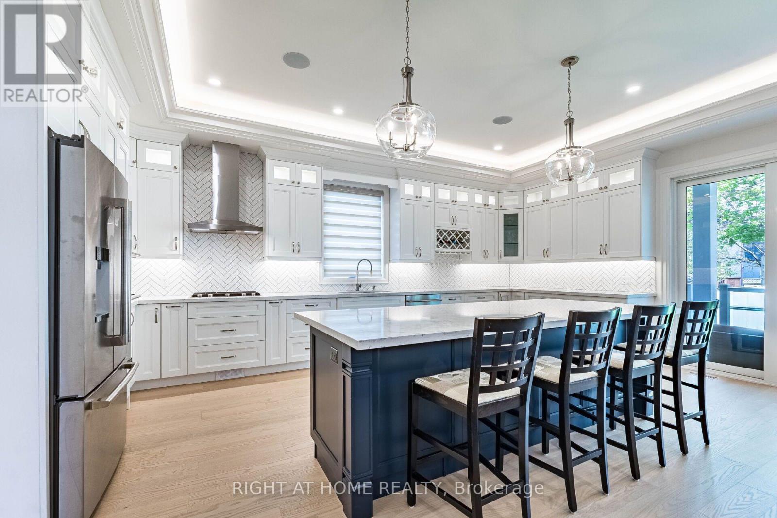 12 Thames Avenue, Toronto, Ontario M8W 2N6 - Photo 6 - W13778680