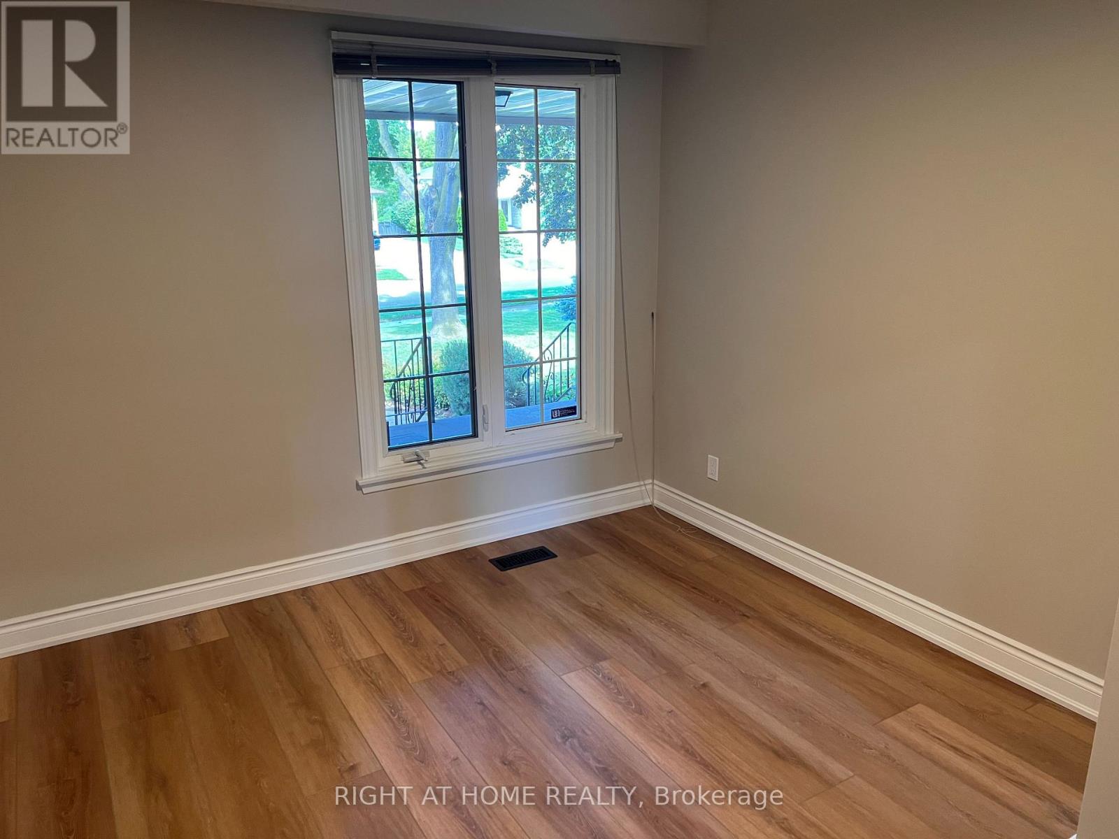 Upper - 30 Norbert Crescent, Toronto, Ontario  M9C 3J9 - Photo 15 - W13778708