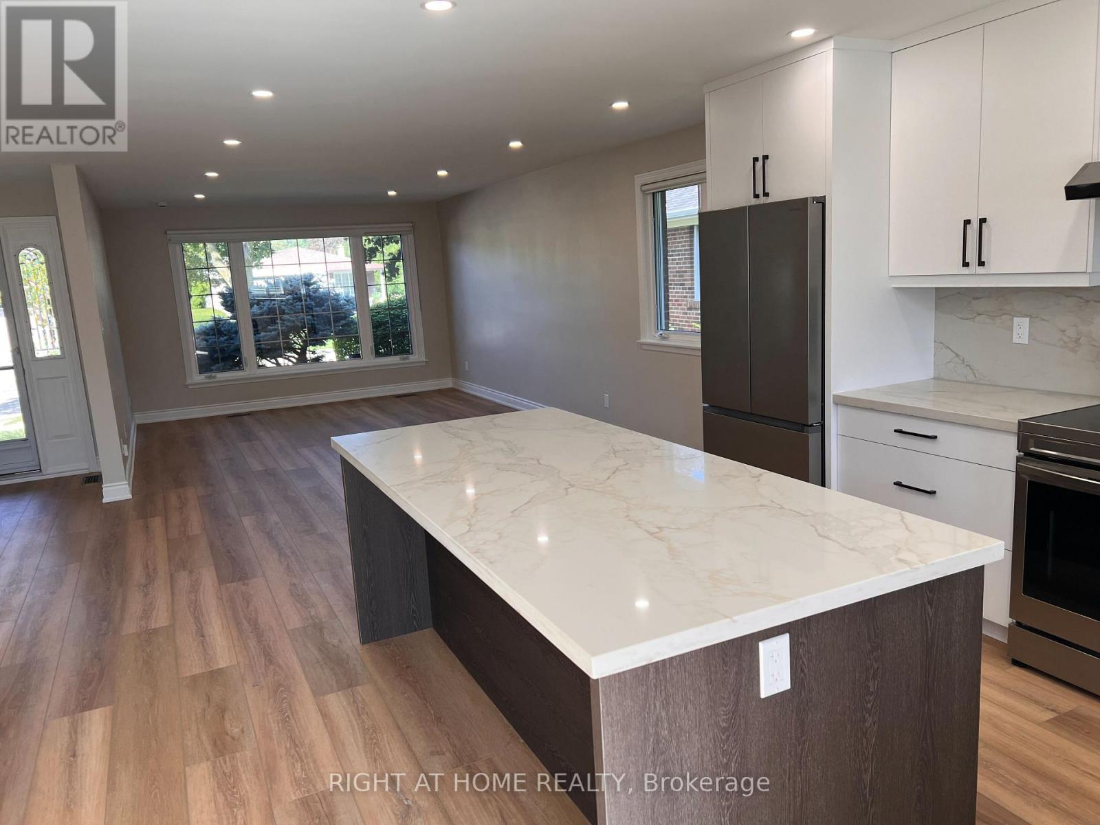Upper - 30 Norbert Crescent, Toronto, Ontario  M9C 3J9 - Photo 4 - W13778708