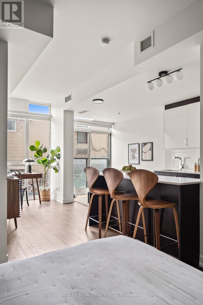 205 - 36 Howard Park Avenue, Toronto, Ontario  M6R 0A5 - Photo 4 - W13778758