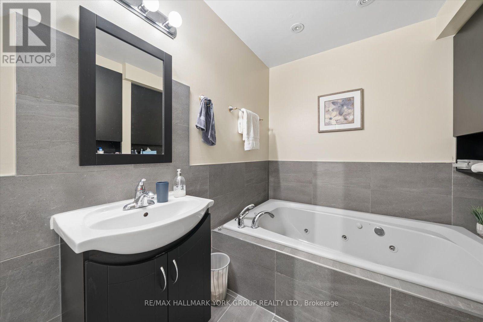 16 Scarboro Street, Mississauga, Ontario  L4T 1E4 - Photo 12 - W13778772