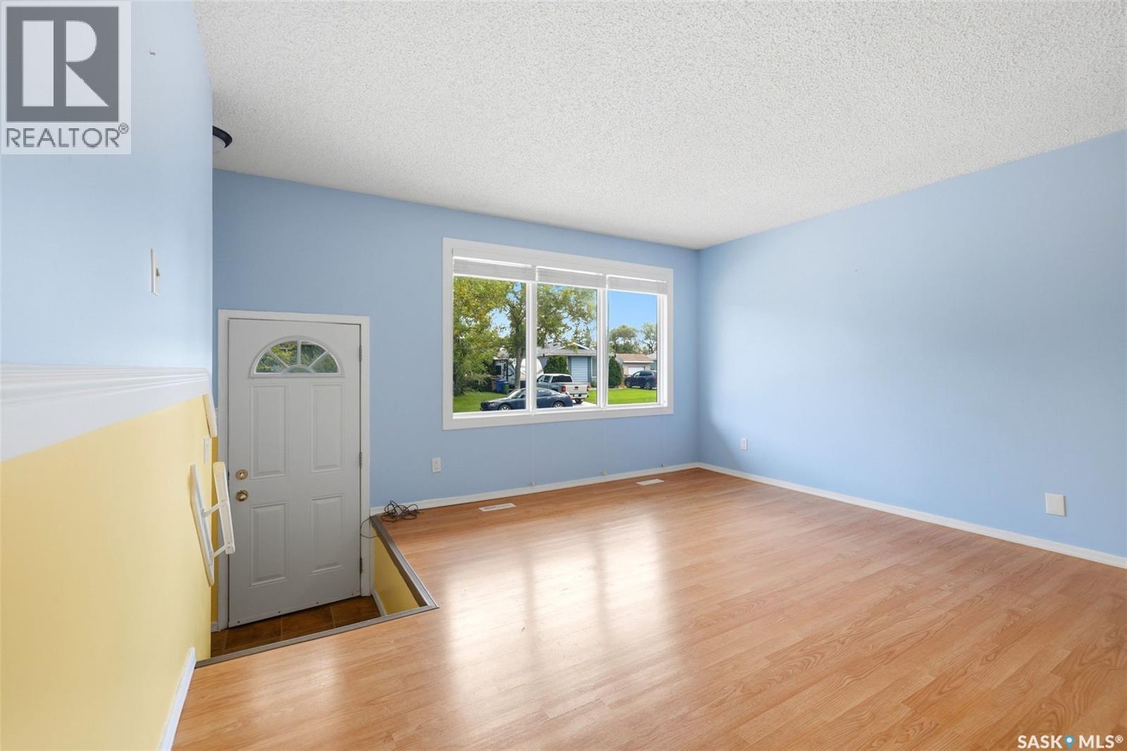 87 Vernon Crescent, Regina, Saskatchewan  S4R 7S8 - Photo 3 - SK048358