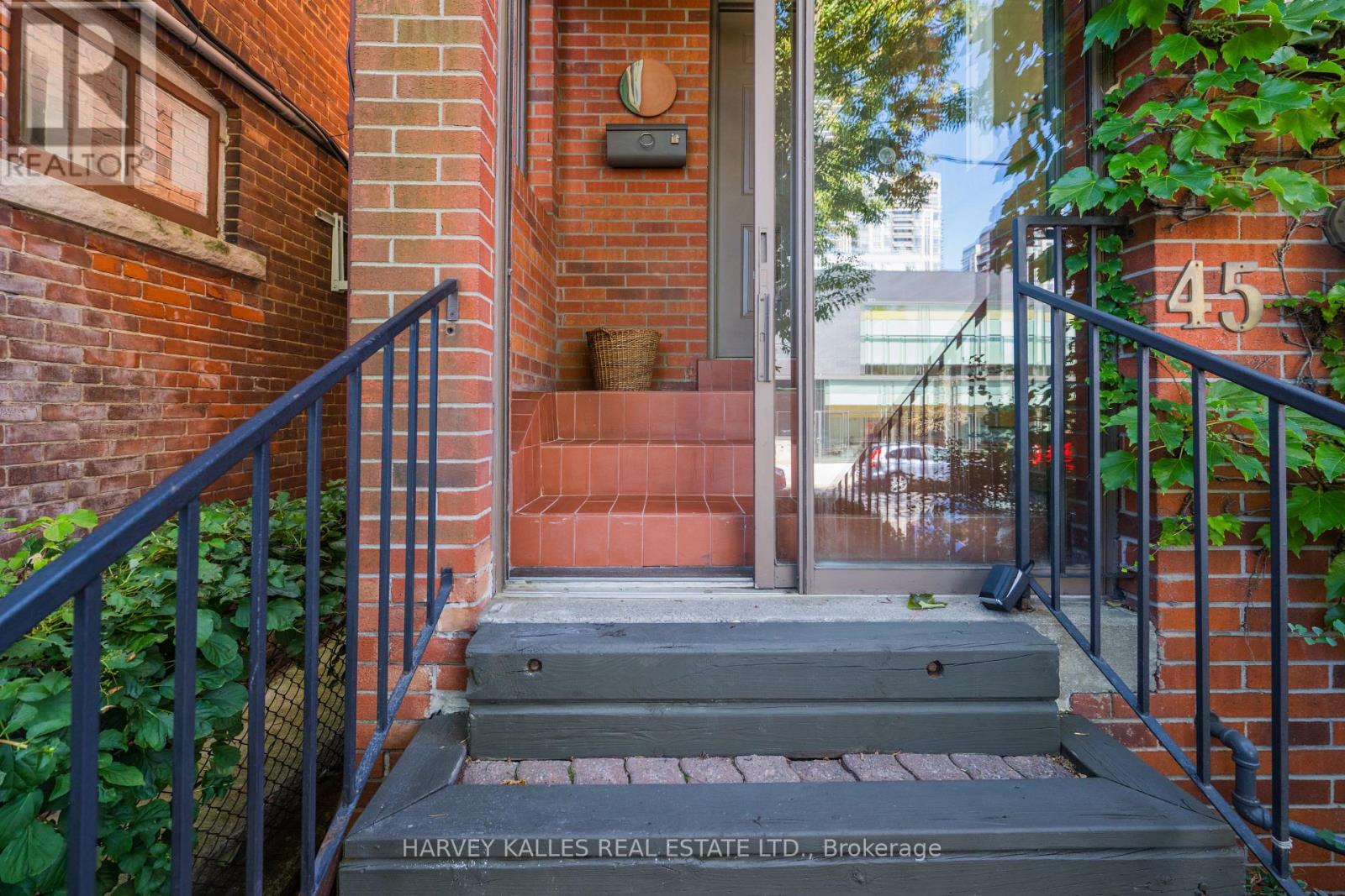 45 Melgund Road, Toronto, Ontario  M5R 2A1 - Photo 3 - C13778878