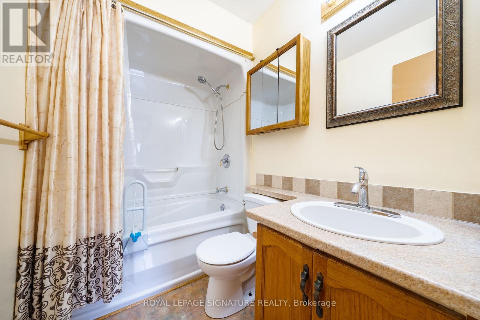 20 Mcfeeters Crescent, Clarington, Ontario  L1C 4G5 - Photo 8 - E13778880