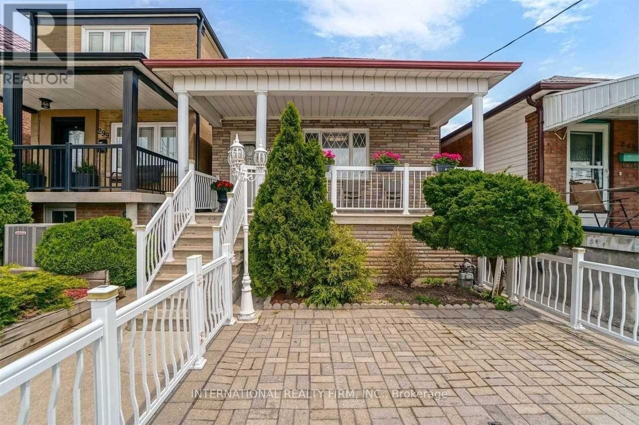 297 GILBERT AVENUE, Toronto, Ontario