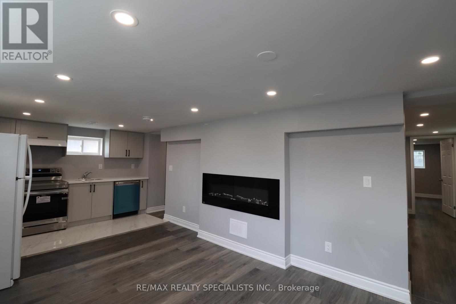 81 Gretna Drive, Brampton, Ontario  L6X 2G1 - Photo 2 - W13778946
