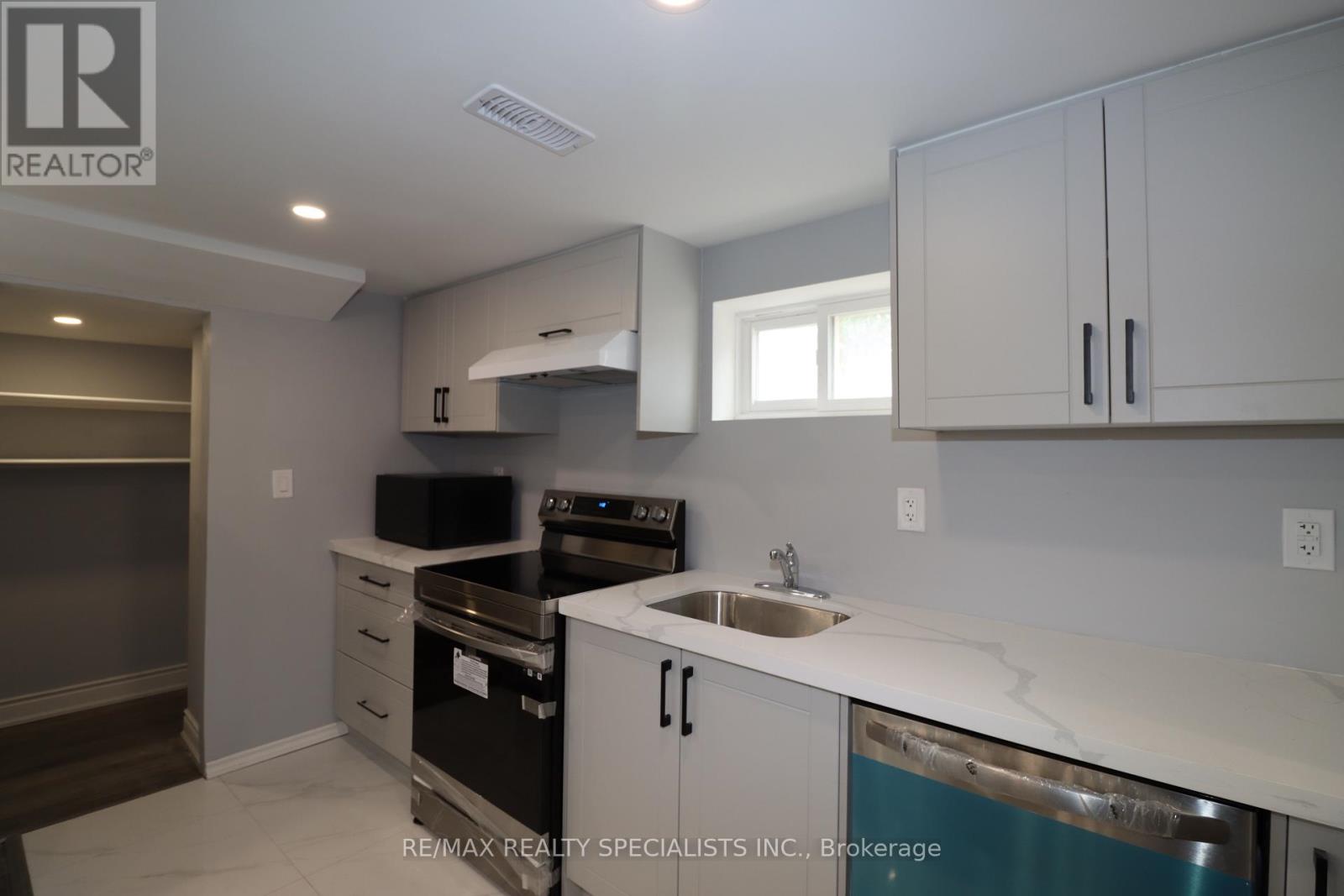 81 Gretna Drive, Brampton, Ontario  L6X 2G1 - Photo 4 - W13778946