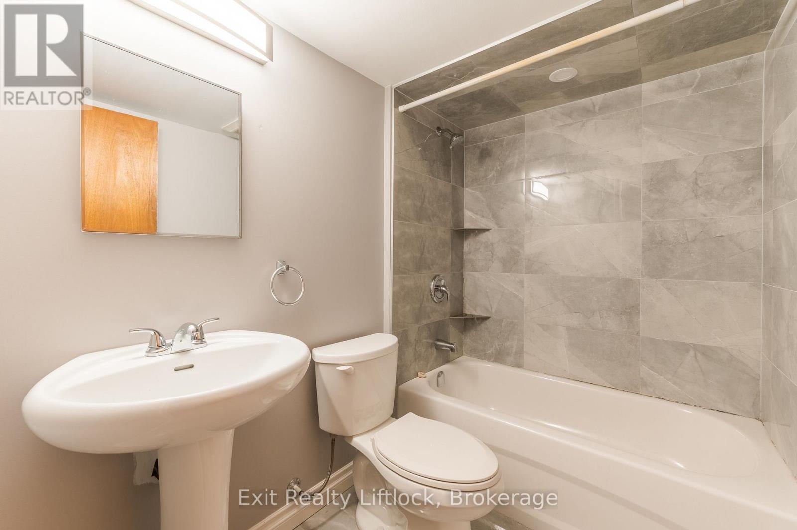 843 Logan Avenue, Toronto, Ontario  M4K 3E2 - Photo 39 - E13778116