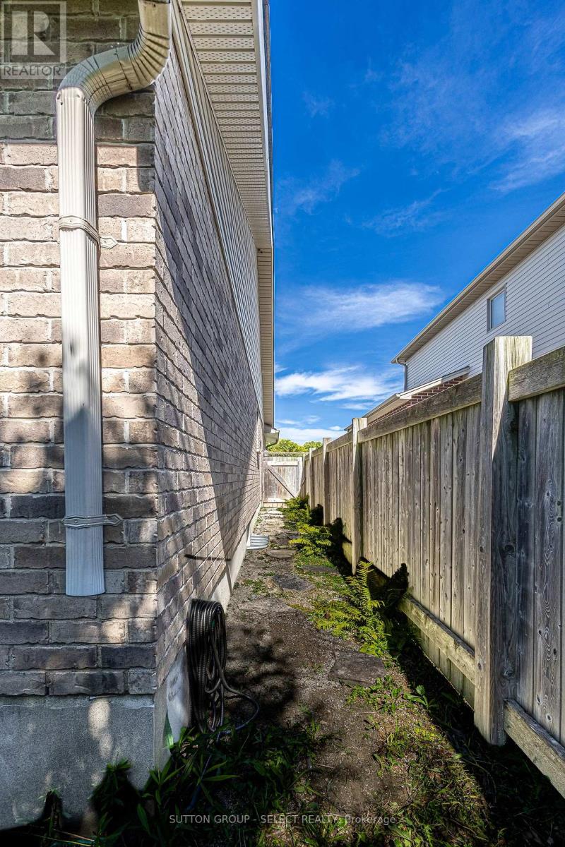 24 Brooker Trail, Thames Centre, Ontario  N0M 2P0 - Photo 35 - X13779098
