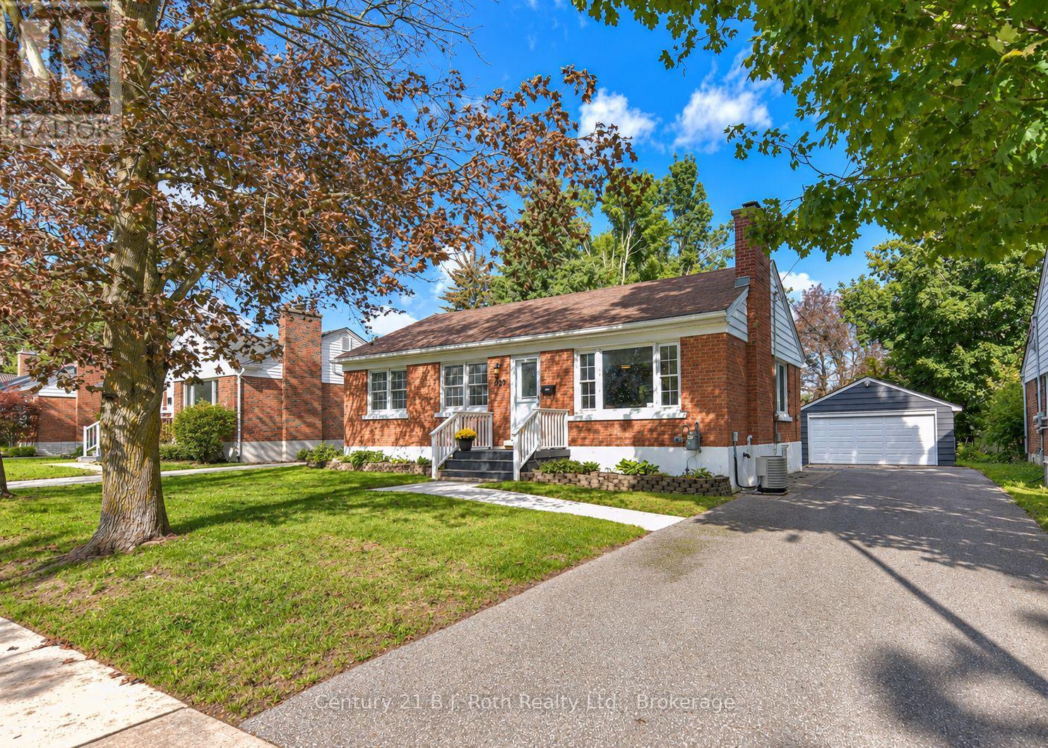 28 Borland Street W, Orillia, Ontario L3V 3R5 - Photo 1 - S13779316