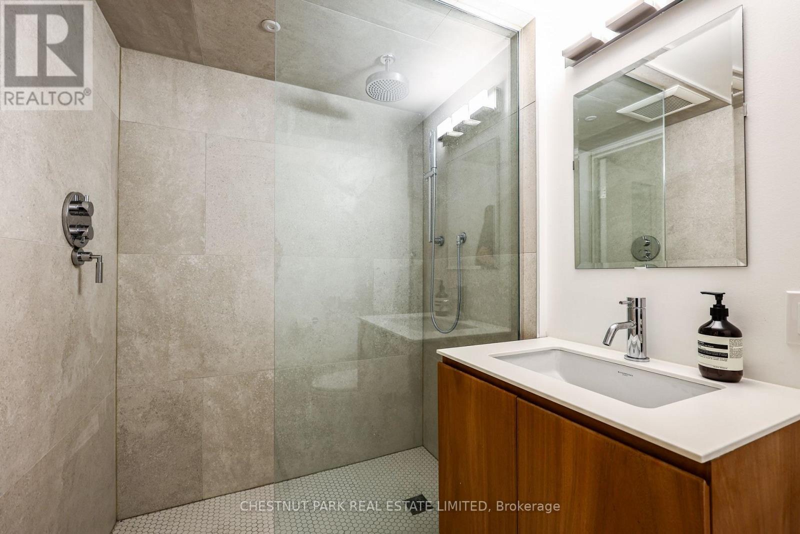 924 Manning Avenue, Toronto, Ontario  M6G 2X4 - Photo 35 - C13779174