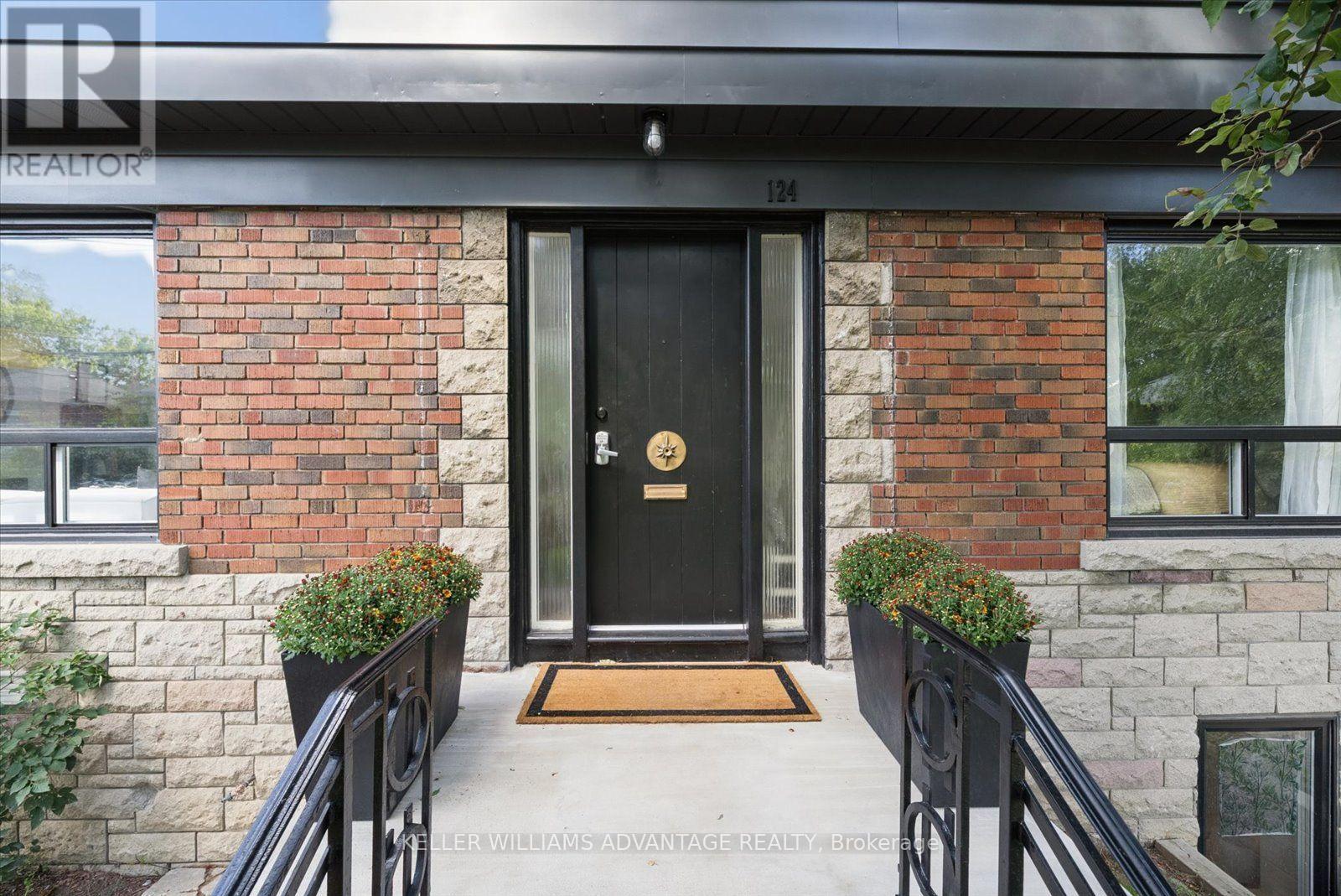 124 Glenwood Crescent, Toronto, Ontario  M4B 1K2 - Photo 2 - E13779110