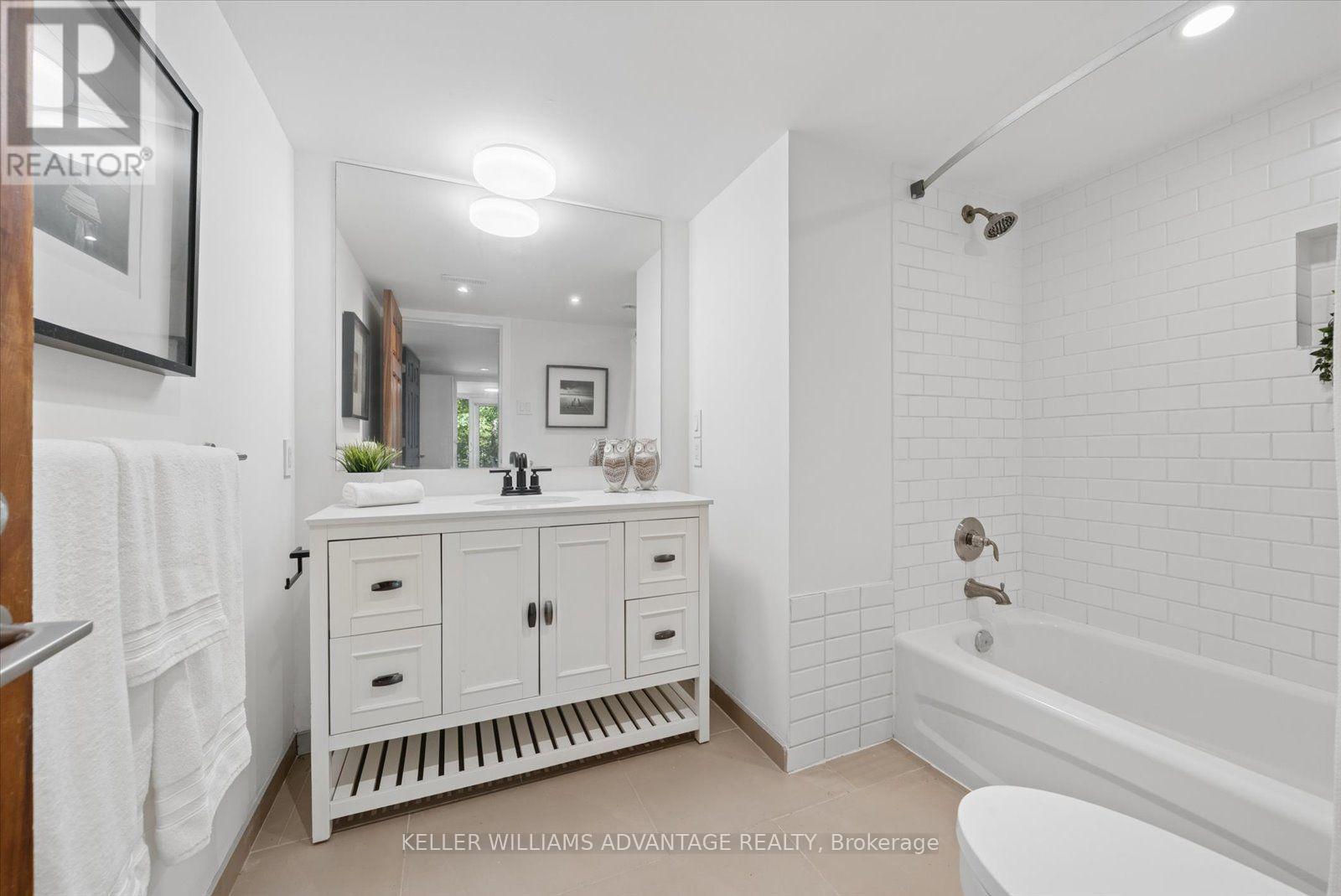 124 Glenwood Crescent, Toronto, Ontario  M4B 1K2 - Photo 24 - E13779110