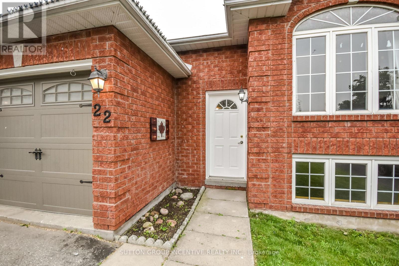 22 Peregrine Road, Barrie (Little Lake), Ontario  L4M 6P9 - Photo 2 - S13779028