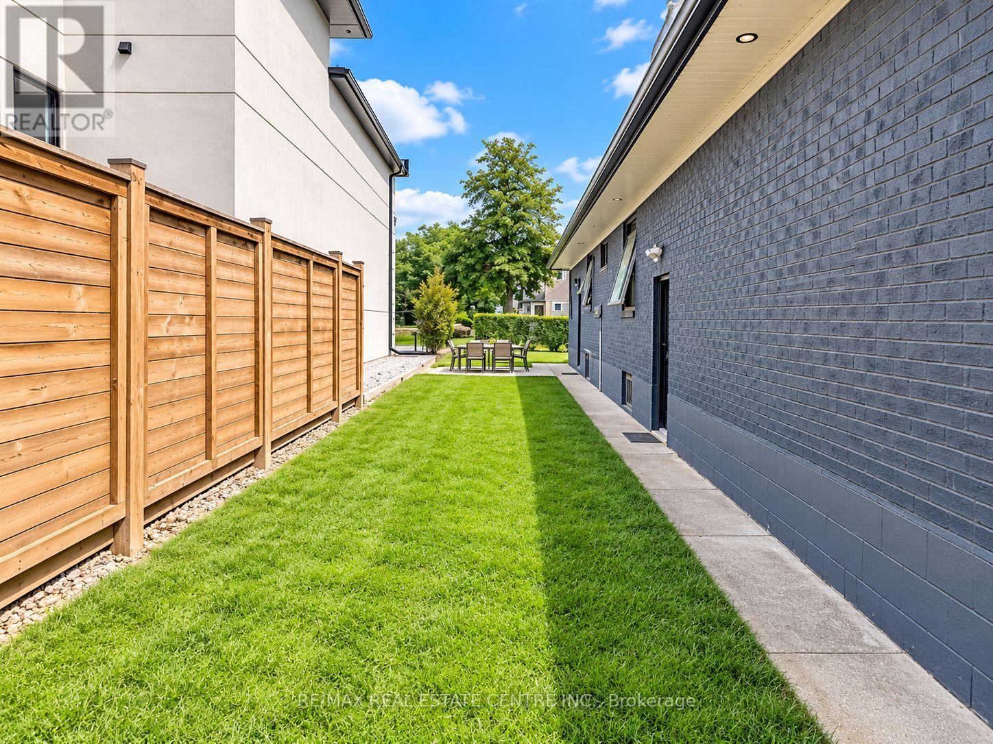 4 Rockfield Drive, Toronto, Ontario  M9B 1S1 - Photo 25 - W13757806