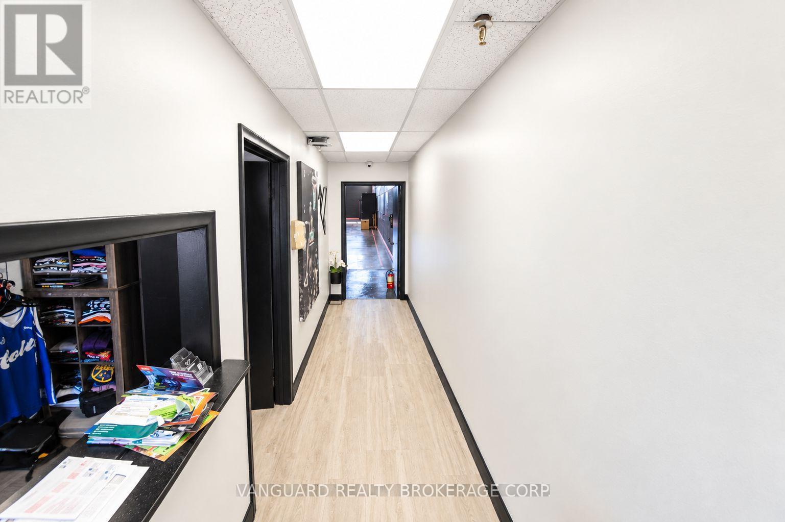 8-9 - 4478 Chesswood Drive, Toronto, Ontario M3J 2B9 - Photo 3 - W13771230