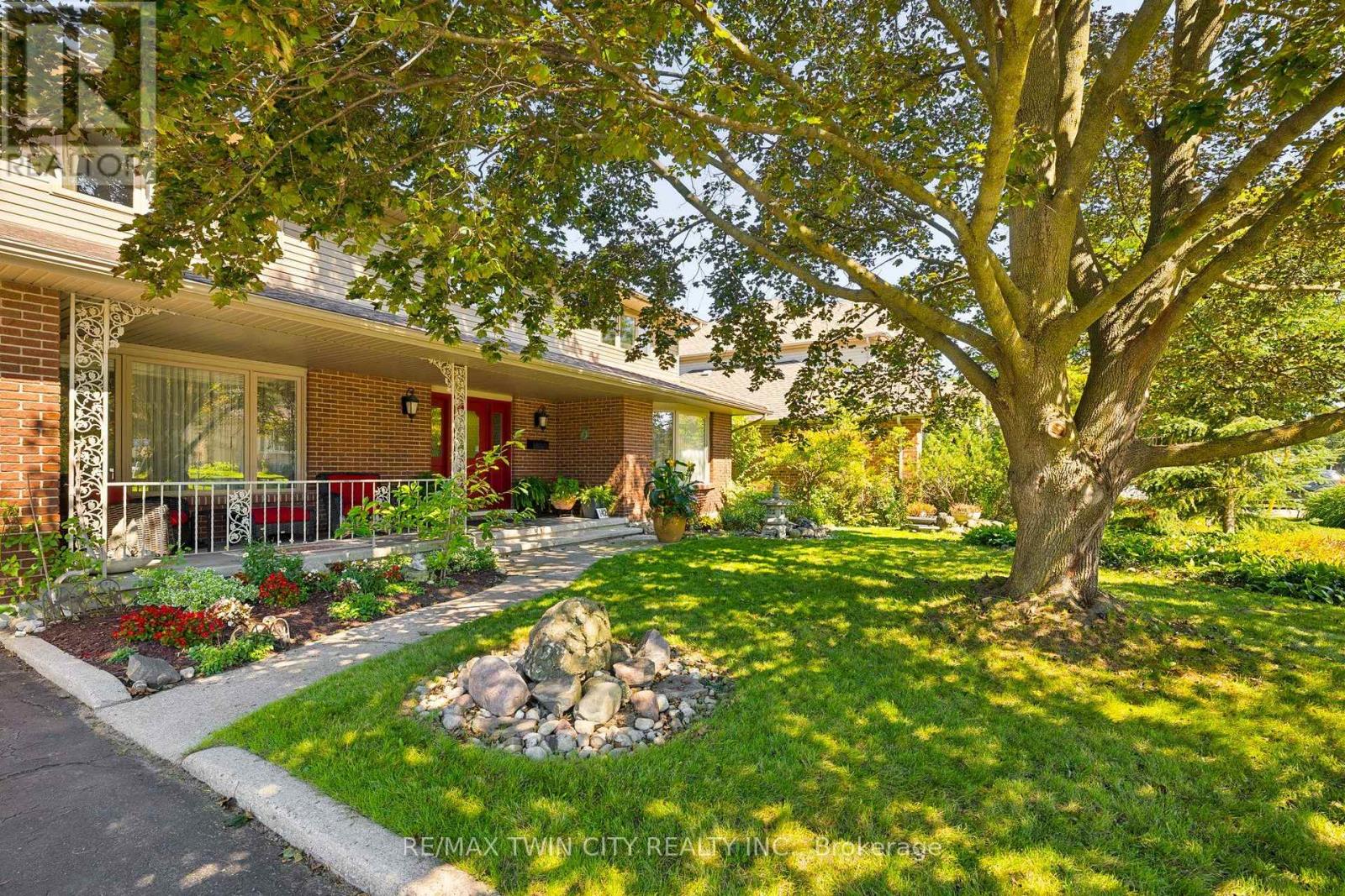 142 Carson Drive, Kitchener, Ontario  N2B 2Z2 - Photo 4 - X13719004