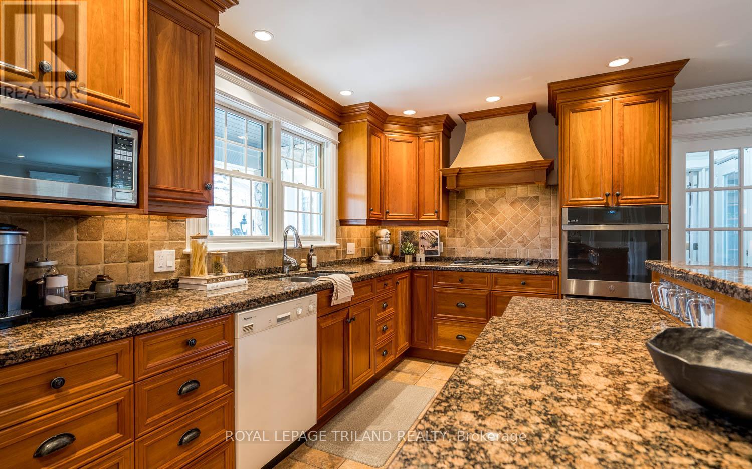 2416 Sunningdale Road W, London North, Ontario  N6H 5L2 - Photo 10 - X13779360
