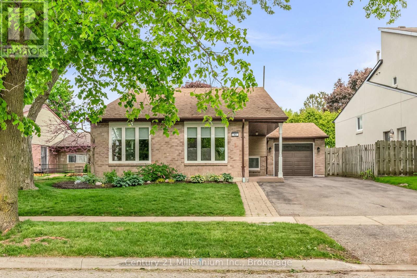 Drive - 43 Stoddart Drive, Aurora, Ontario  L4G 2G2 - Photo 1 - N13779390