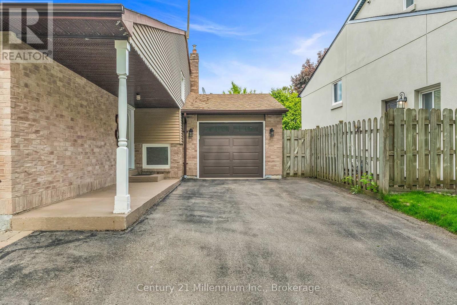 Drive - 43 Stoddart Drive, Aurora, Ontario  L4G 2G2 - Photo 5 - N13779390