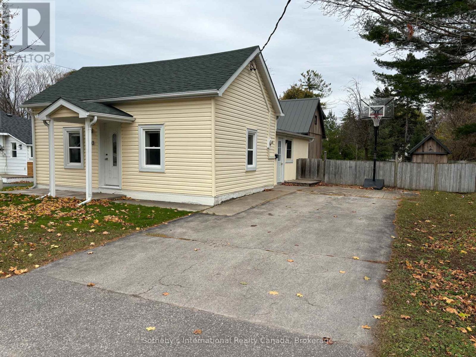 303 Oak Street, Collingwood, Ontario L9Y 2Y2 - Photo 2 - S13779352