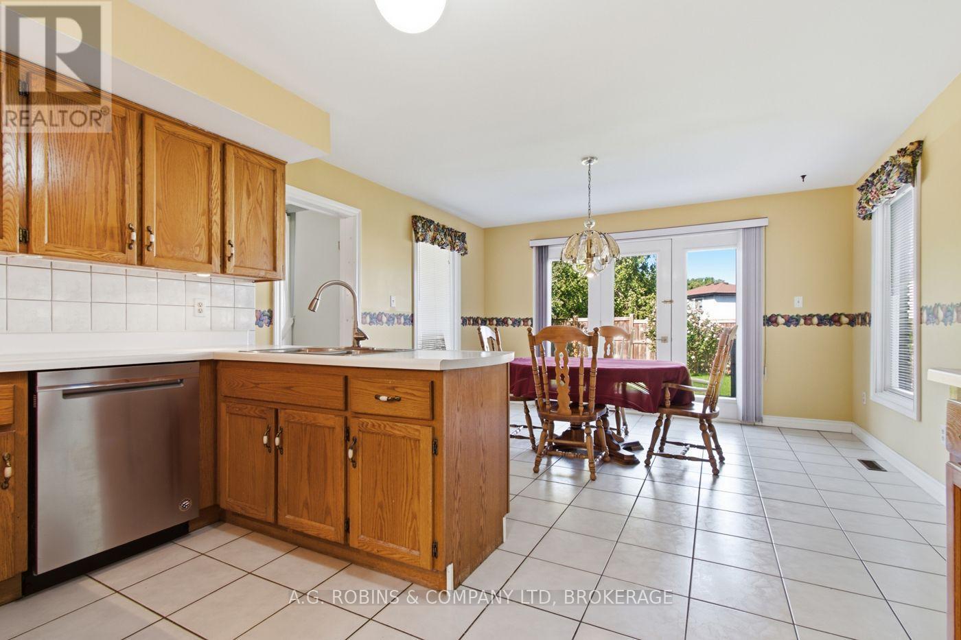 381 Kerman Avenue, Grimsby, Ontario  L3M 5C4 - Photo 5 - X13779756