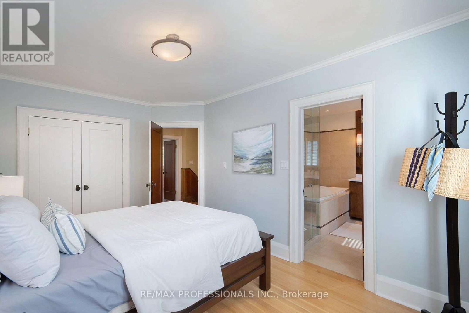 15 Idyllwood Crescent, Toronto, Ontario  M6P 3G7 - Photo 12 - W13779656