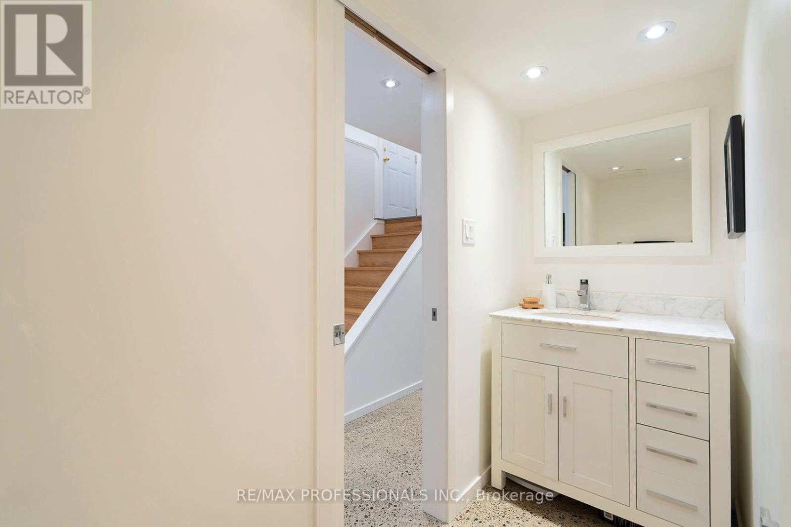 15 Idyllwood Crescent, Toronto, Ontario  M6P 3G7 - Photo 21 - W13779656