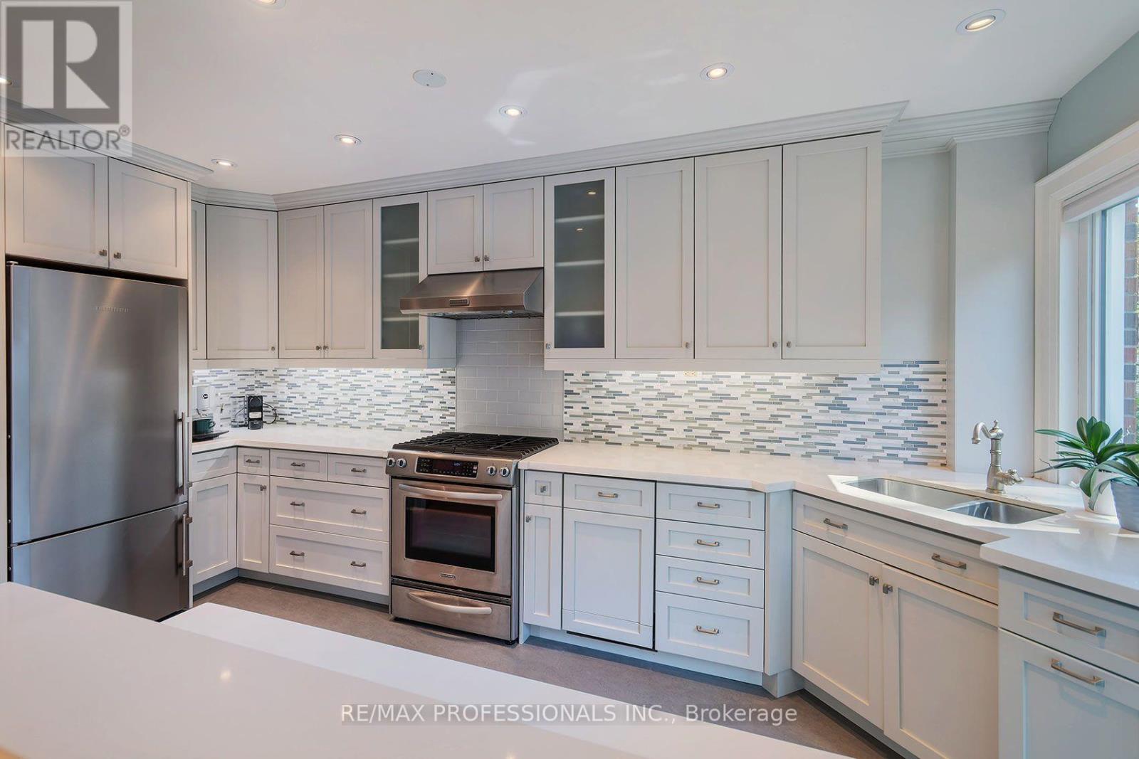 15 Idyllwood Crescent, Toronto, Ontario  M6P 3G7 - Photo 6 - W13779656