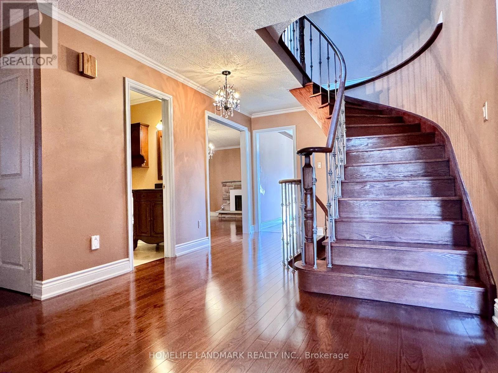 1049 Wetherby Lane E, Mississauga, Ontario  L4W 4R9 - Photo 2 - W13779704