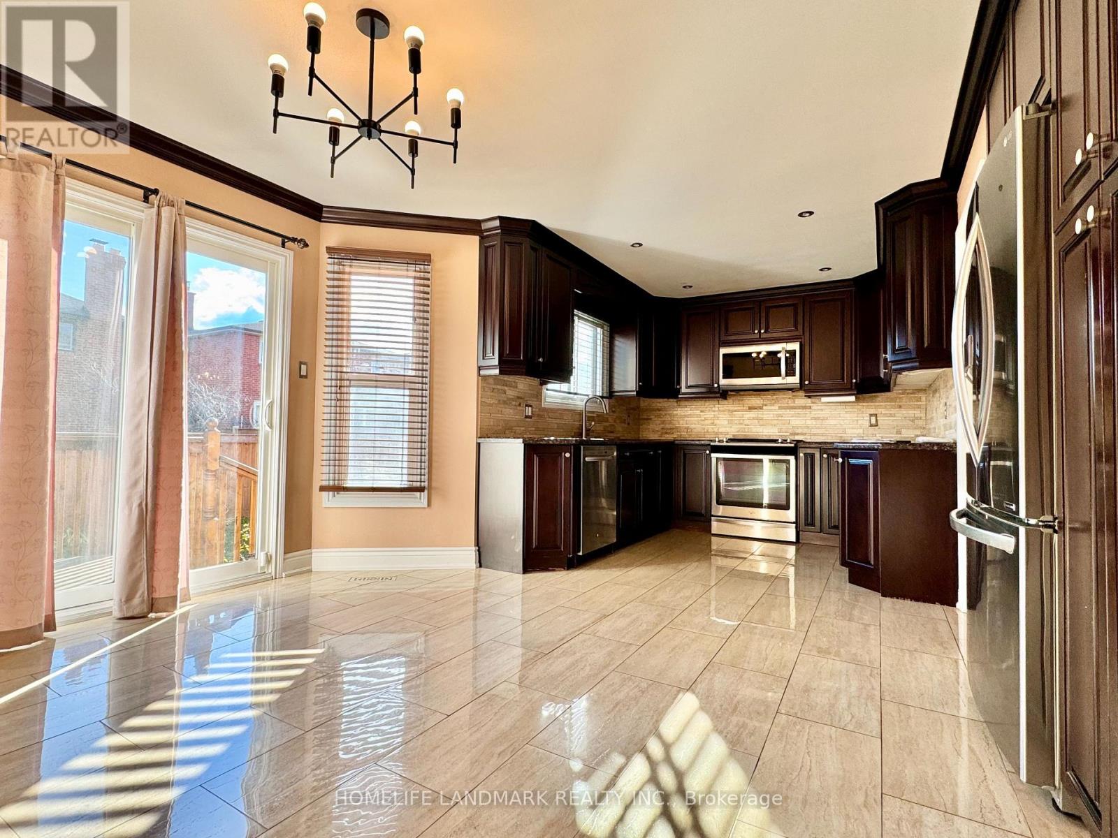 1049 Wetherby Lane E, Mississauga, Ontario  L4W 4R9 - Photo 3 - W13779704