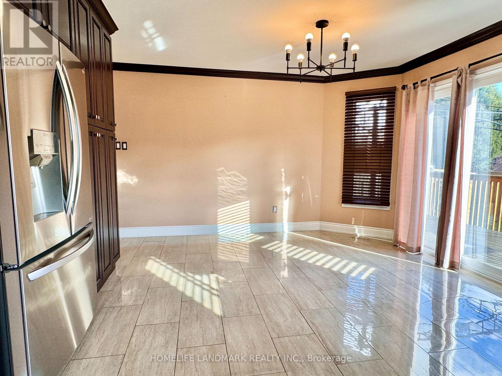 1049 Wetherby Lane E, Mississauga, Ontario  L4W 4R9 - Photo 4 - W13779704