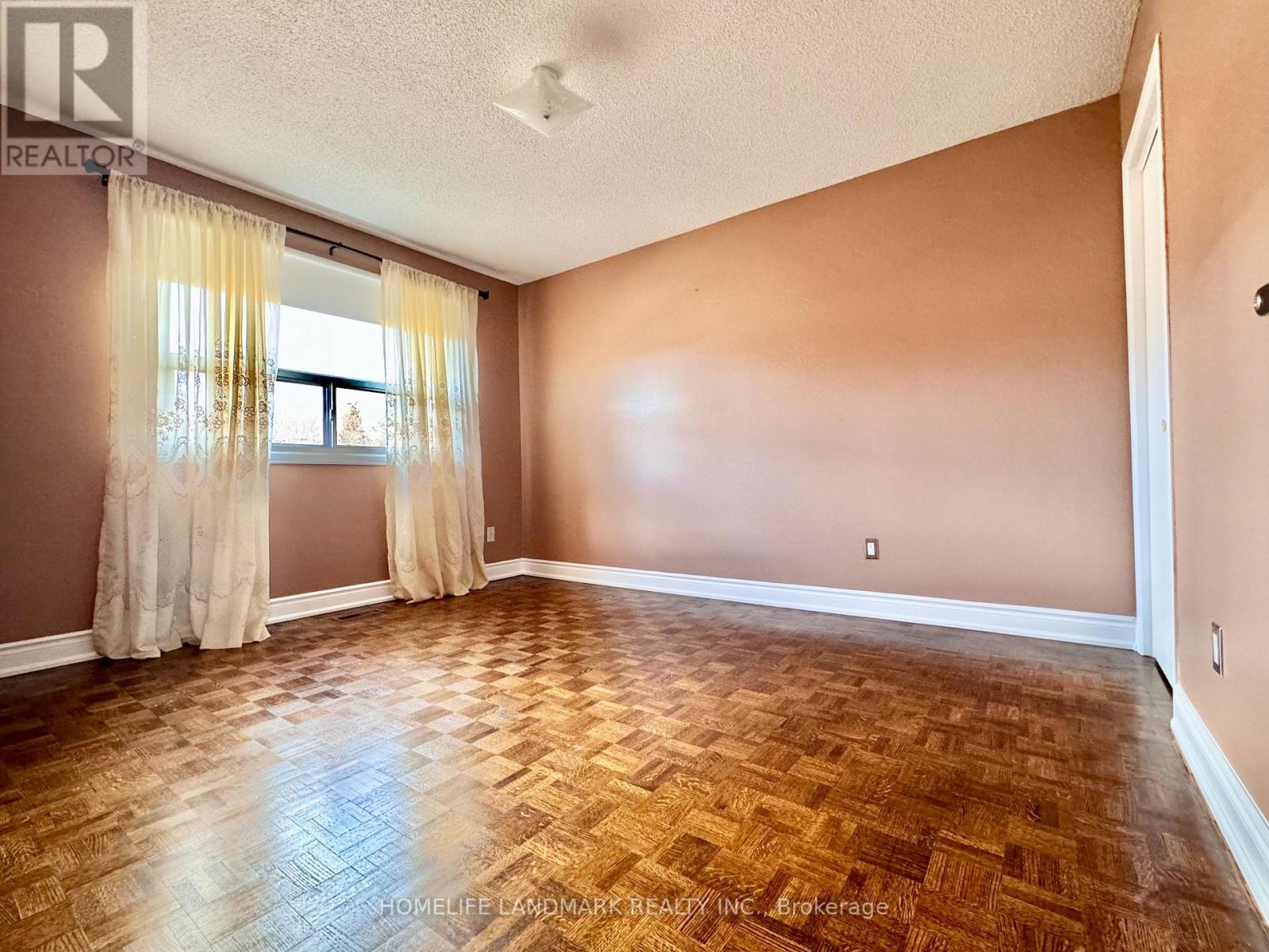 1049 Wetherby Lane E, Mississauga, Ontario  L4W 4R9 - Photo 7 - W13779704