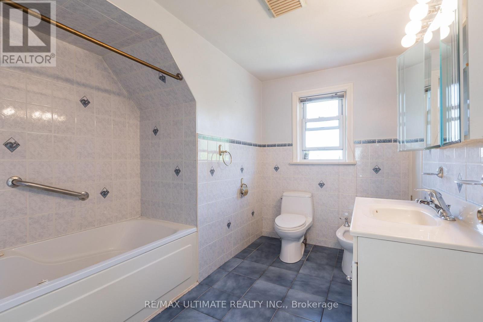 6 Redberry Parkway, Toronto, Ontario  M6L 2J5 - Photo 16 - W13779858