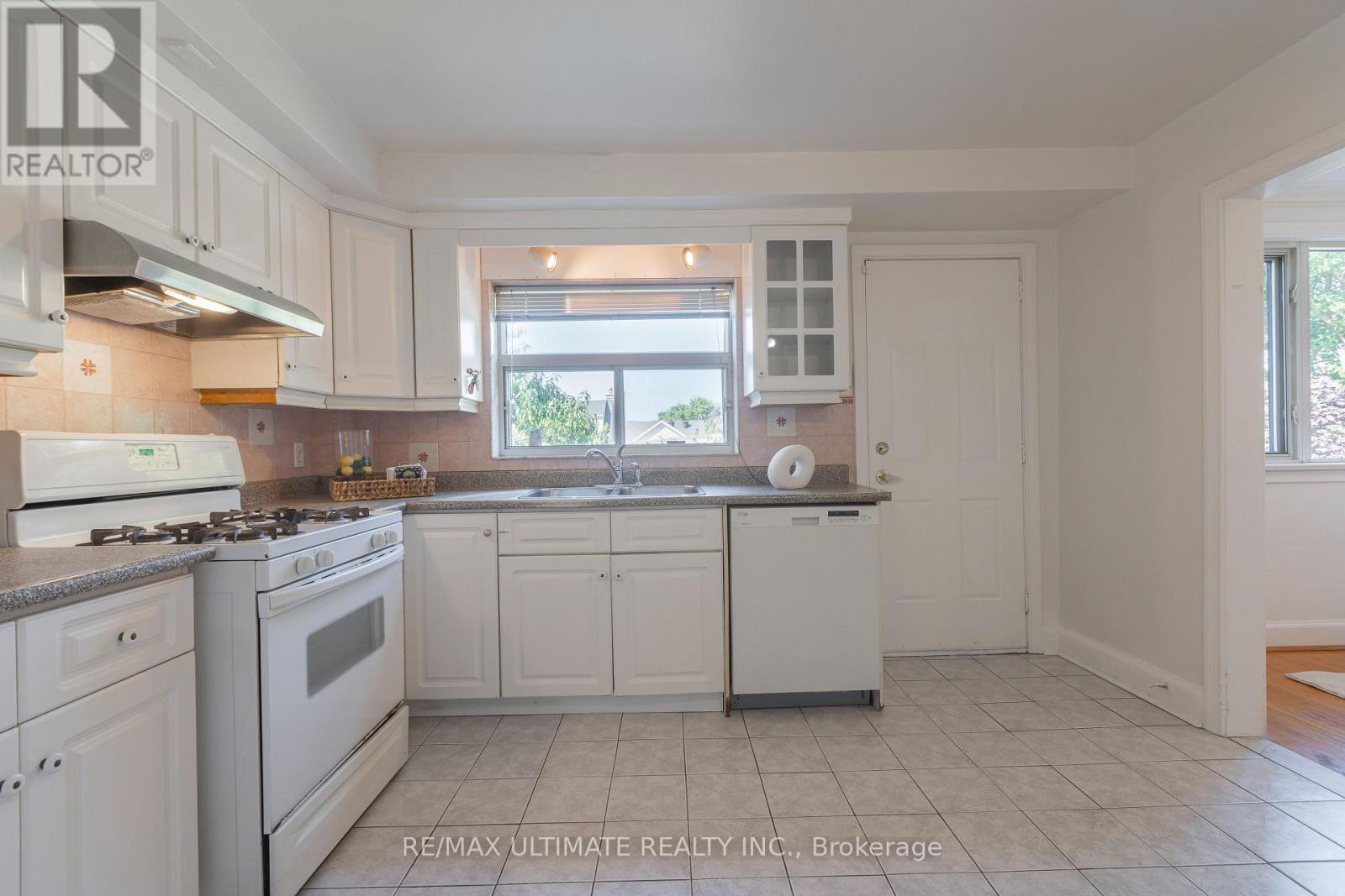 6 Redberry Parkway, Toronto, Ontario  M6L 2J5 - Photo 14 - W13779858