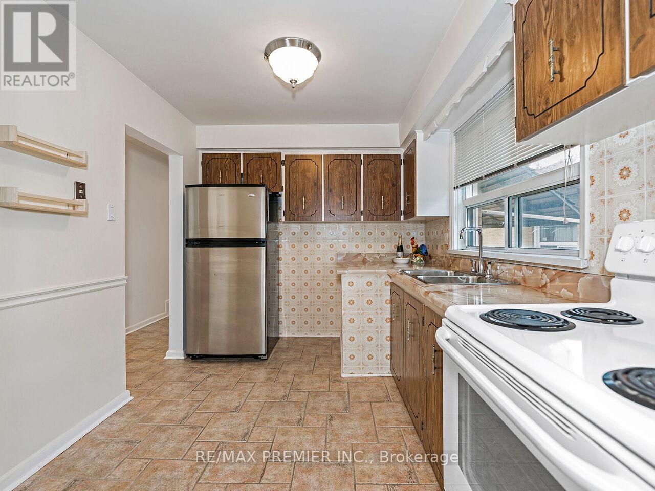 108 Thistle Down Boulevard, Toronto, Ontario  M9V 1J6 - Photo 11 - W13779118