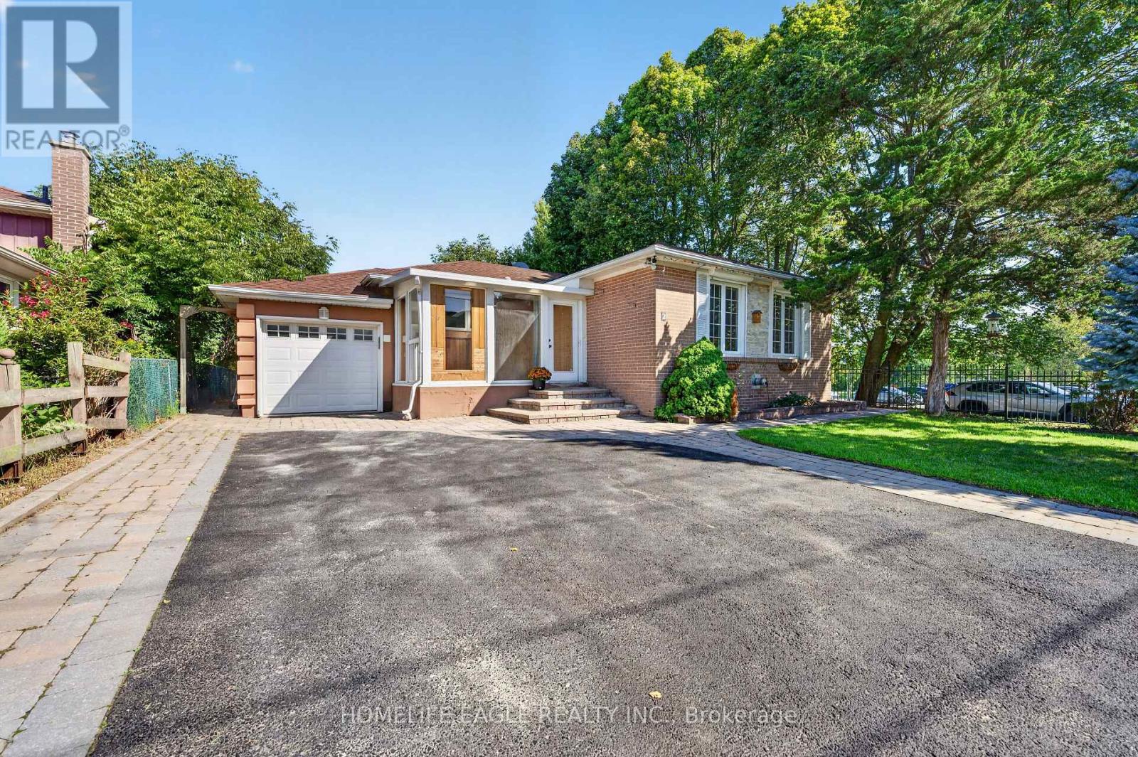 2 Aurora Heights Drive, Aurora, Ontario  L4G 2W4 - Photo 1 - N13780034