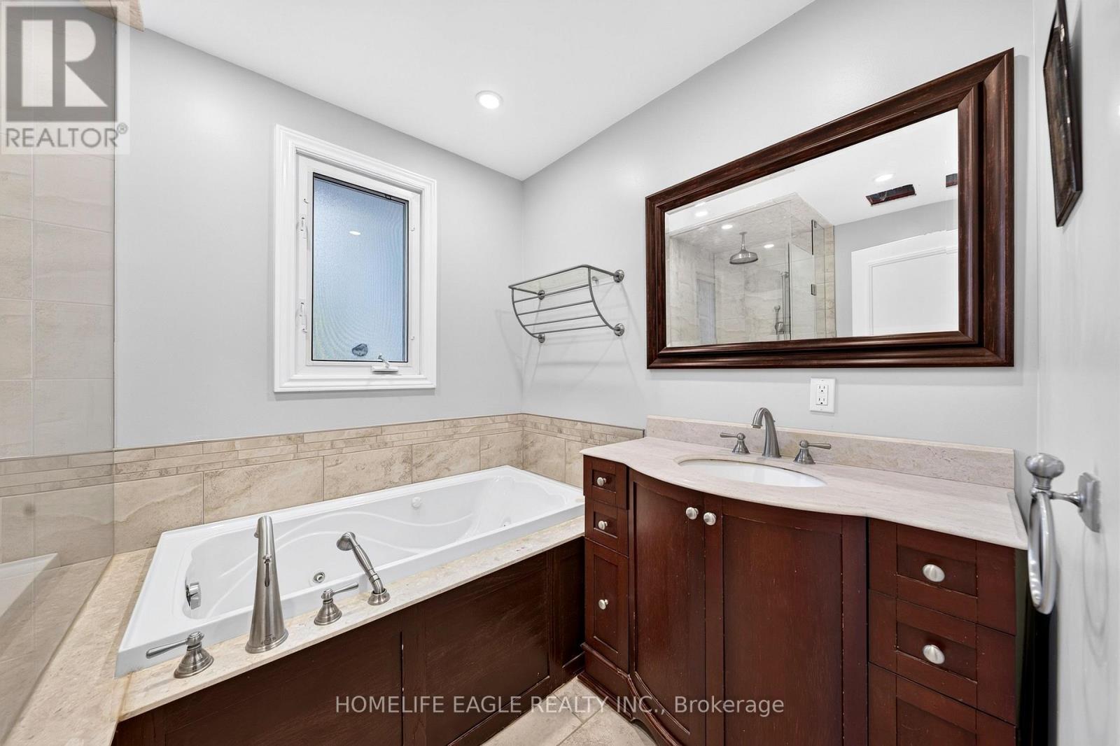 2 Aurora Heights Drive, Aurora, Ontario  L4G 2W4 - Photo 13 - N13780034