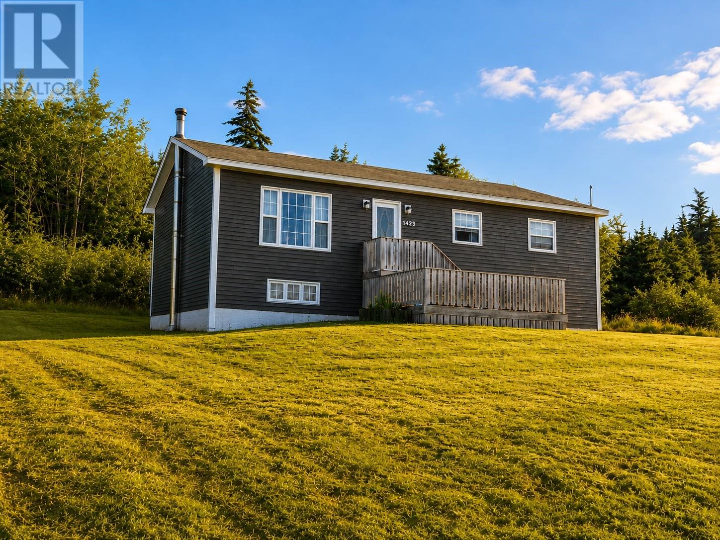 1423 Random Island Road, Weybridge