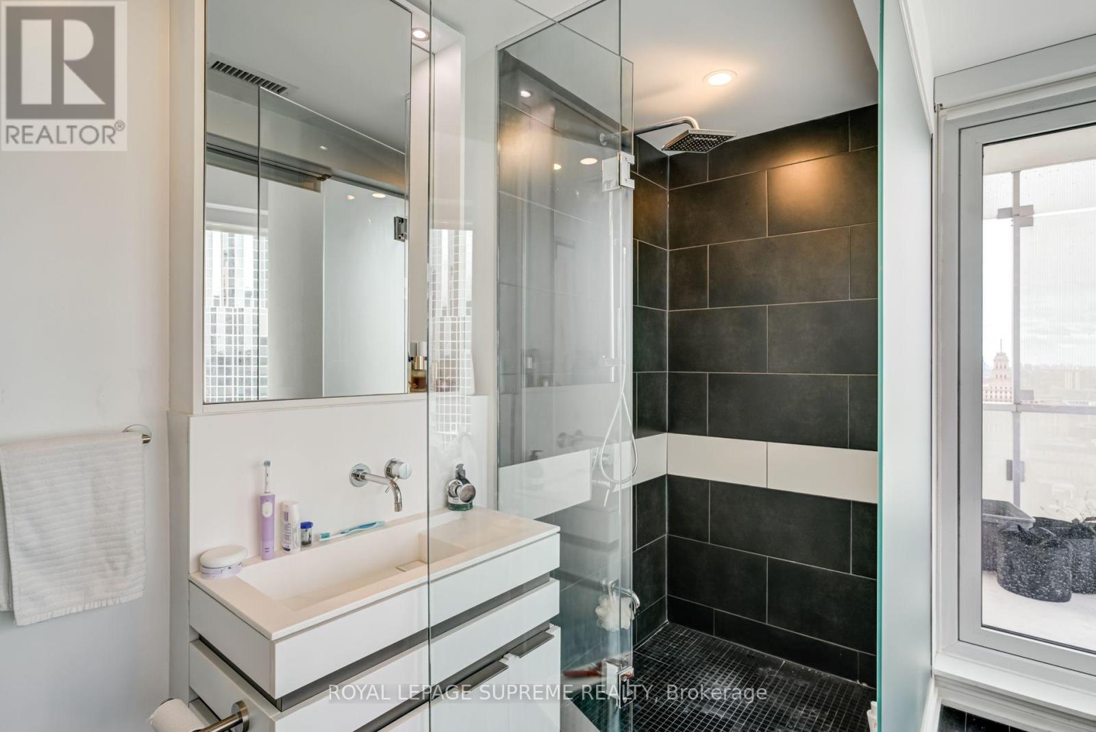 2112 - 197 Yonge Street, Toronto, Ontario  M5B 1M4 - Photo 26 - C13780170