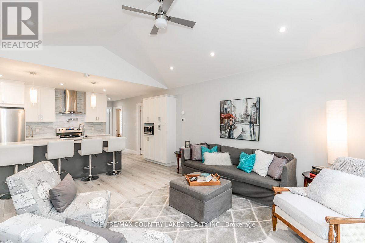 2589 Lakeshore Drive, Ramara (Brechin), Ontario  L0K 1B0 - Photo 6 - S13780254