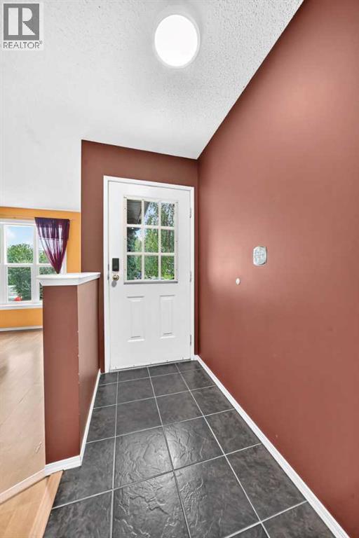 35 Cowan Close, Red Deer, Alberta  T4P 2X2 - Photo 4 - A2340958