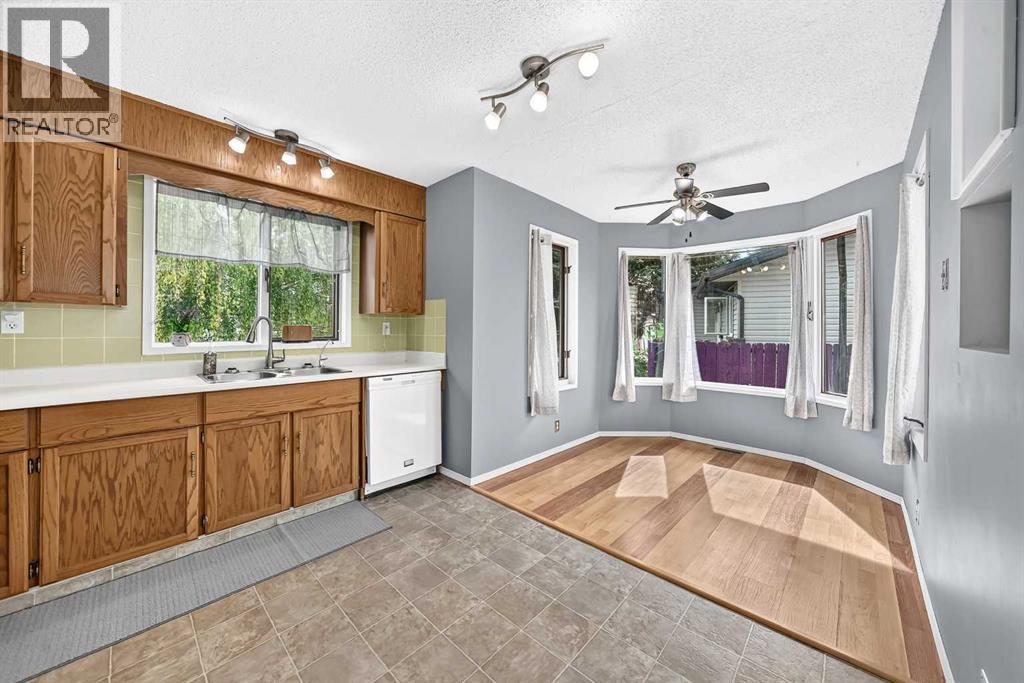 35 Cowan Close, Red Deer, Alberta  T4P 2X2 - Photo 6 - A2340958